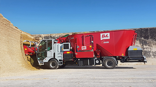 Self-propelled feed mixer